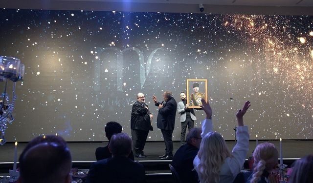 Atatürk portresini müzayede listesinden çekti!