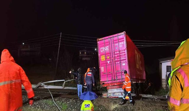 Aydın Efeler’de feci kaza: TIR tren yoluna devrildi, sürücü hayatını kaybetti