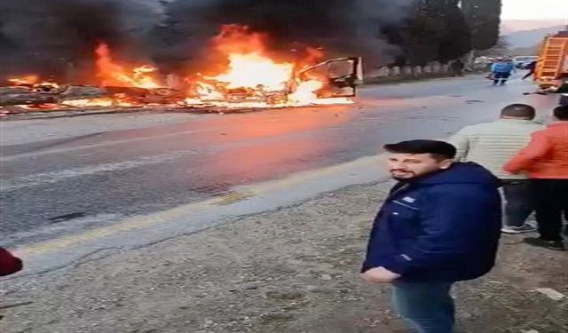 Aydın Köşk’te korkutan kaza: Çarpışan araçlar alev alev yandı