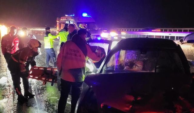 Zincirleme kaza paniği! Araçlar çarpıştı, 4 kişi hastaneye kaldırıldı