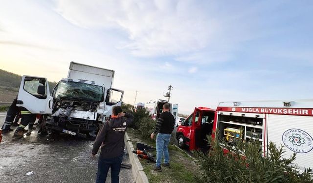 Bodrum-Milas yolunda kaza: Kamyonette sıkışan iki kişi itfaiye ekiplerince kurtarıldı