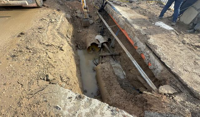 Su baskını kabusu! Patlayan hattın altında 10 ev çamurla doldu