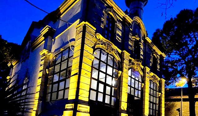 Söke’nin tarihi camisi geceleri ön planda