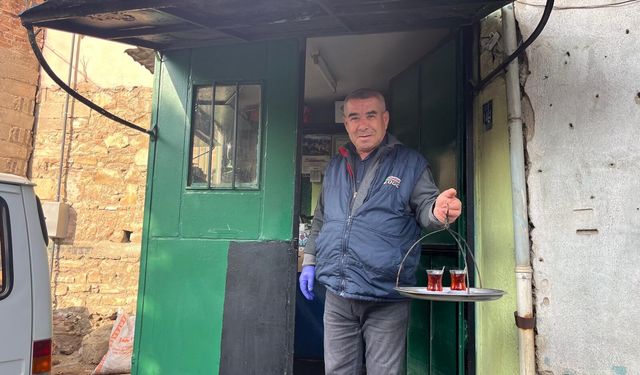 Babasından devraldığı çay ocağında bir ömürlük vefa!