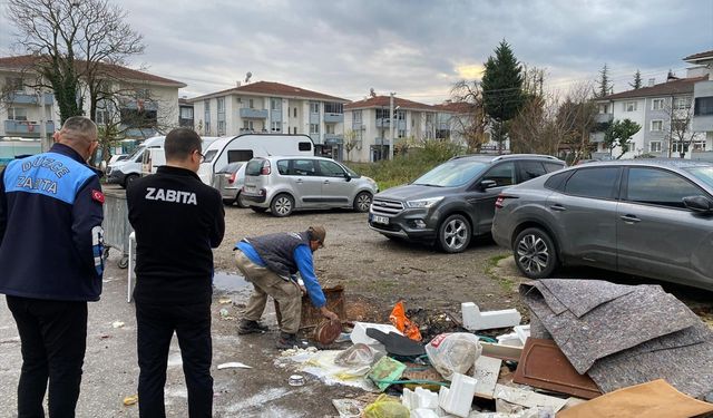 Çöp atmanın bedeli ağır oldu! Belediye çevreyi kirleten şahsa kirlettiği yeri temizlettirdi!