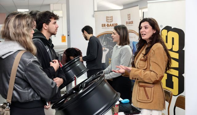 DEÜ’de kariyer zirvesi yoğun ilgi gördü: “Diplomadan önce deneyim”