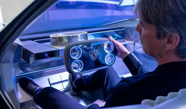 Dünyaca ünlü otomotiv devinden devrim niteliğinde adım: Kare direksiyonlu araçlar geliyor!