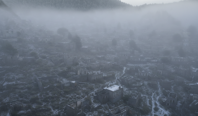 Ege’nin terk edilmiş hayalet köyü: Sisler altında yatan gizem