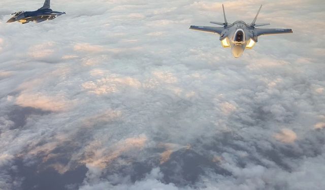 Eğitim uçuşu sırasında savaş uçağı düştü!