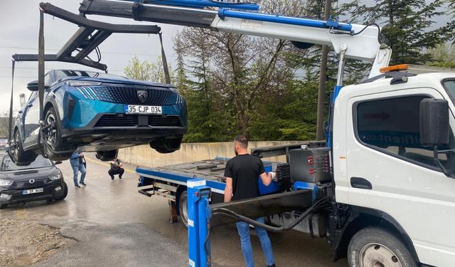 İzmirli mühendisin elektrikli otomobiline yıldırım düştü: Araba hurdaya döndü!