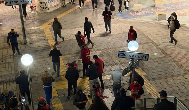 Büyükşehir işçilerinden Metro çıkarması! Ödeme krizi için bildiri dağıttılar!