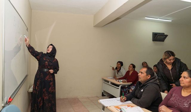 İzmir Büyükşehir’den Çırpı’ya kapsamlı destek! Gıdadan eğitime uzanan hizmet