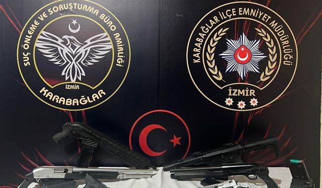 İzmir’de operasyon! 3 kişi gözaltında, çok sayıda silah ele geçti