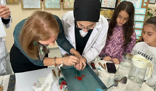 Geleneksel sanatın bilimsel yüzü: Ebru teknesinde fizik dersleri veriliyor!