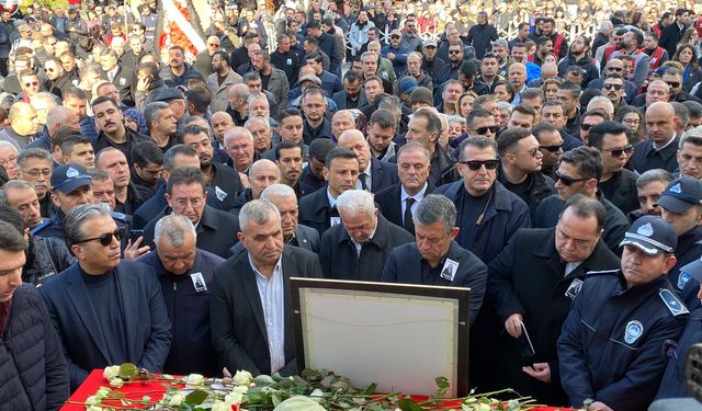 Gülşah Durbay’a son görev! Özgür Özel cenaze namazında saf tuttu