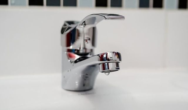 İzmir’de su kesintisi artık her gün uygulanacak: 13 ilçeyi kapsayan yeni program!