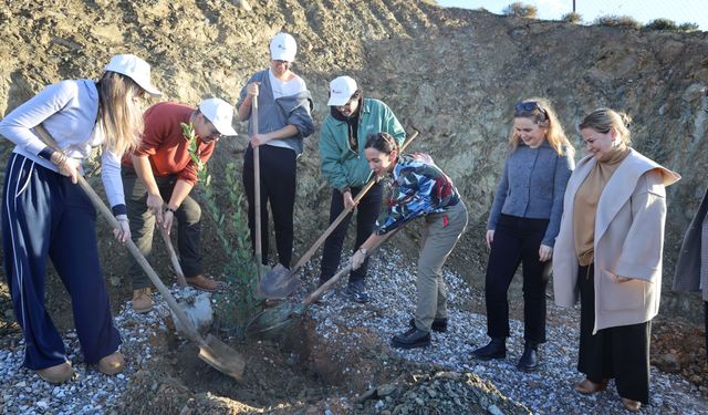 İEÜ’den Güzelbahçe kampüsünde toprağa hayat veren etkinlik