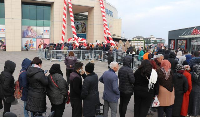 İndirim izdihamı! Tam 9 Saat boyunca bu kuyrukta beklediler!