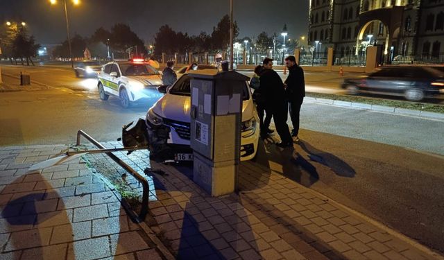 İnegöl’de zincirleme tehlike: Sıkıştırılan otomobil levhalara çarptı, sürücü yaralandı