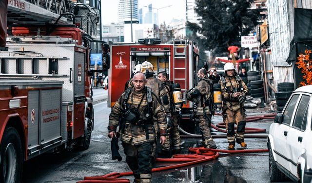 İzmir Bornova’da 7 katlı iş hanında yangın: 12 kişi itfaiye ekipleri tarafından kurtarıldı