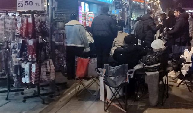 İzmir’de indirim kuyruğu: Vatandaşlar sabaha kadar bekledi
