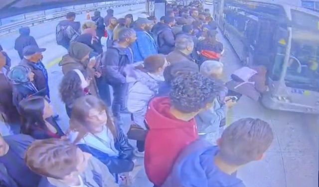 Cevizlibağ metrobüs durağında korkunç anlar: Bayılan kız metrobüsün önüne düştü!