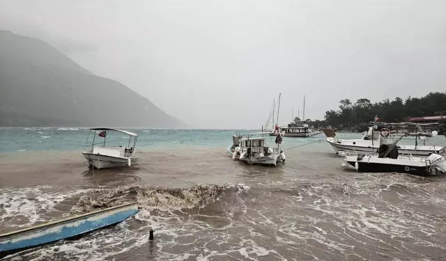 Akbük Koyu’nu fırtına vurdu: İskeleler yıkıldı, tekneler battı!