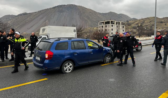 Ehliyetsiz sürücü 30 dakika kaçtı, polis lastiklerden vurdu