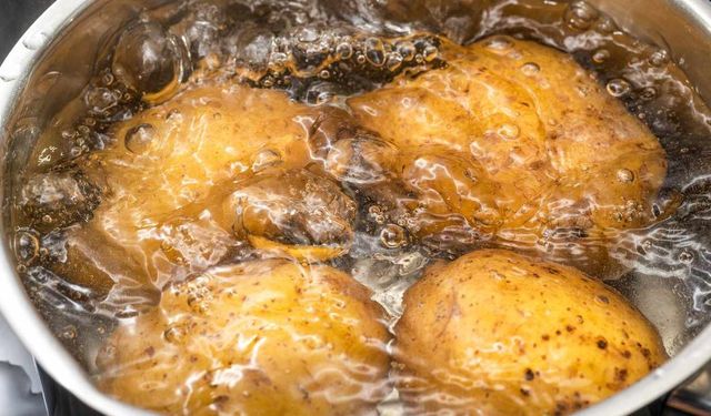 Patates haşlamada altın kural: Bu iki adım pişirmeyi iki kat hızlandırıyor