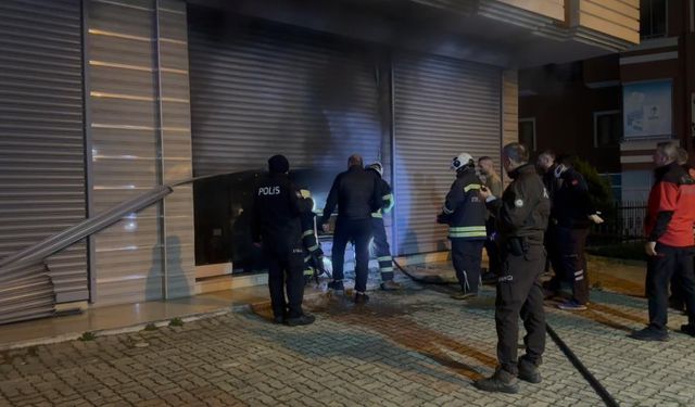 Çay toplama makinesi deposu alevlere teslim oldu!