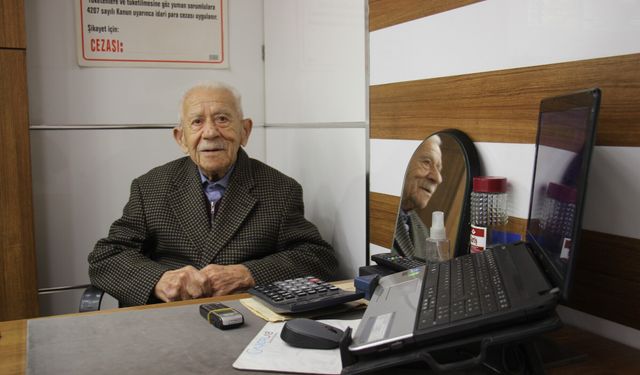 İzmir Ege Üniversitesi mezunu oğluna bayrağı devretti, nasihati miras kaldı