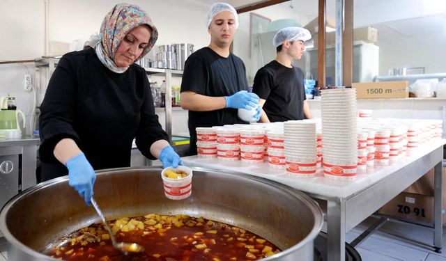 İhtiyaç sahiplerinin sofrası Seferihisar’da boş kalmıyor!