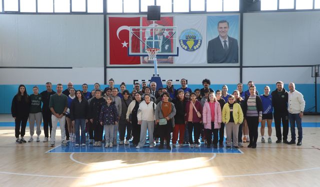 Sevgi kazandı: Turgutlu’da özel çocuklarla gösteri maçı