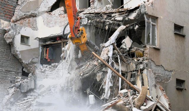 Sındırgı’da deprem sonrası yıkımlar sürüyor: Riskli yapılar bir bir ortadan kaldırılıyor