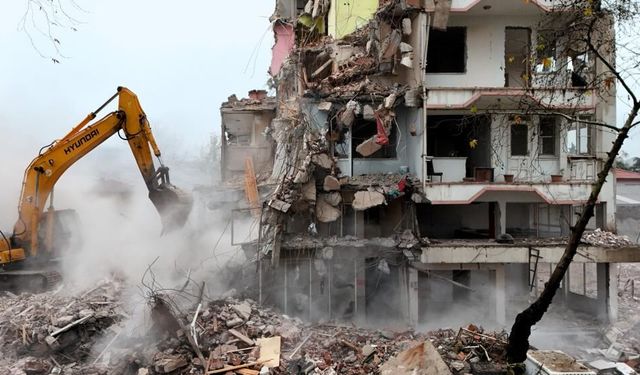 Depremin izleri siliniyor: Sındırgı’da yıkım ve temizlik çalışmaları hızlandı