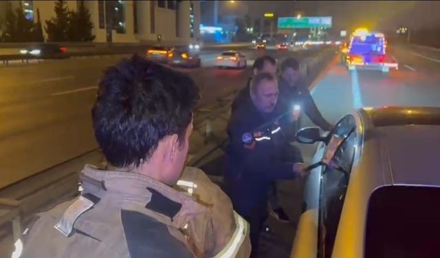 Sol şeritte ölüm uykusu! İtfaiye camı balta darbesiyle kırdı