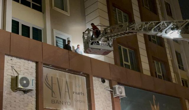 Üçüncü kattan çarşafla indiler, çıkıntıda yakalandılar!