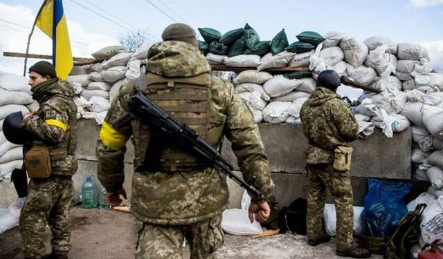 Lviv’de sessiz anma: Binlerce kabrin başında dua