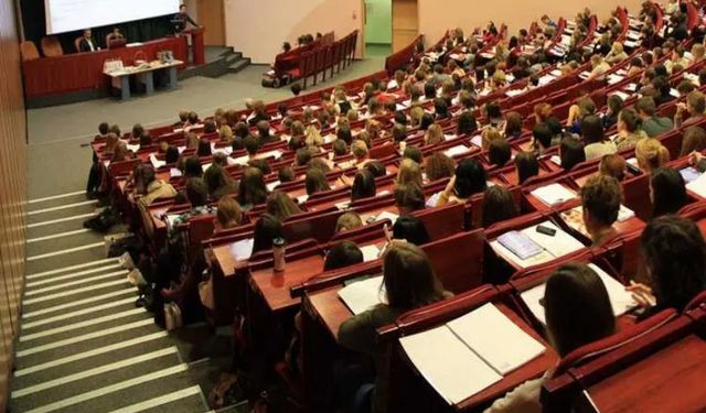 Yeni yılda 1 Ocak günü üniversiteler tatil mi? Yılın ilk durumu üniversite öğrencilerine okul var mı?