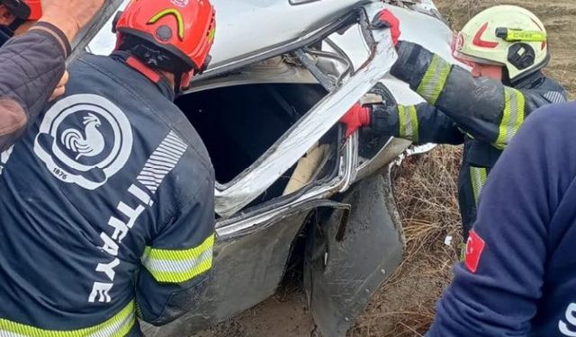 Yağışlı hava can alıyordu! Denizli'de takla atan otomobilden iki kişi kurtarıldı