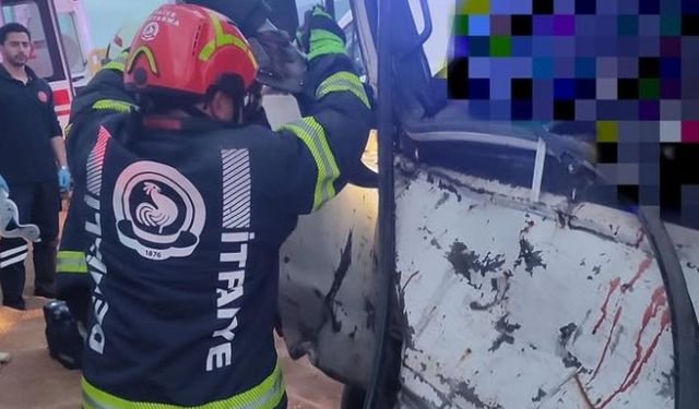 Pamukkale Kavşağı’nda feci kaza: Kamyonet tırla çarpıştı