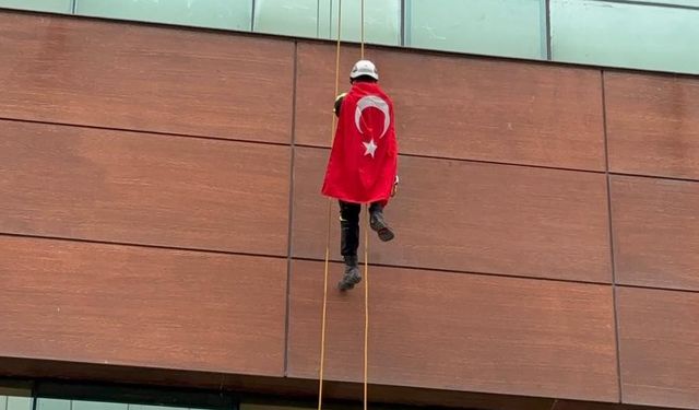 Ay-Yıldız yine en tepede: Nusaybin’deki saldırıya karşı 30 metre tırmanıp şanlı bayrağı göklere taşıdı!