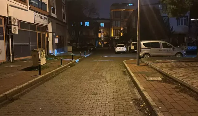Gece yarısı Balıkesir'i sallayan deprem anı kamerada!
