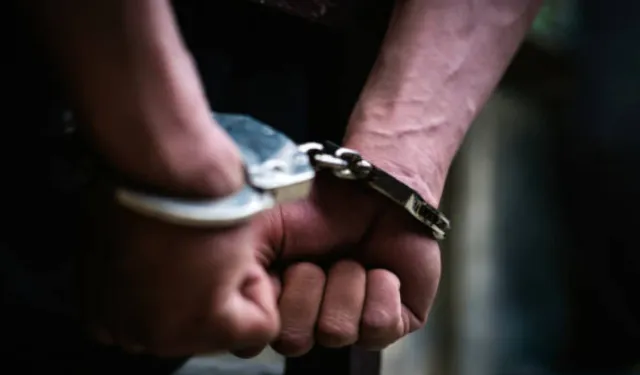 Karabağlar polisi günlerce izledi! Uyuşturucu kuryesi suçüstü yakalandı