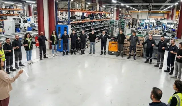 Anlaşma sağlandı, işçiler fabrikada halayla kutladı!