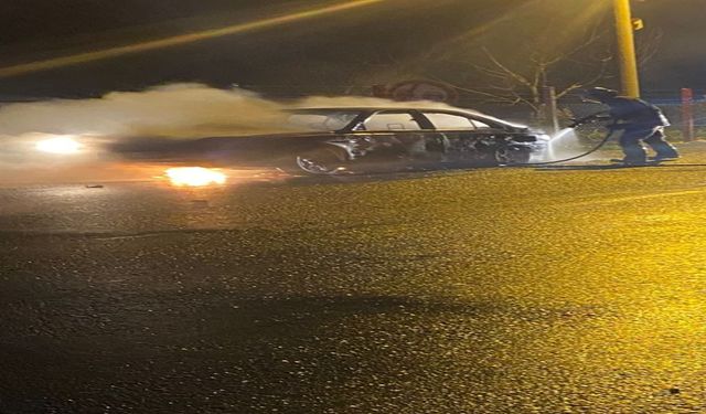 Manisa Kırkağaç’ta seyir halindeki otomobil alev aldı: Araç hurdaya döndü