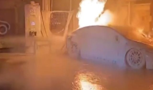 Manisa’da sel dehşeti: Dereler taştı, elektrikli araç şarj istasyonunda yangın çıktı!