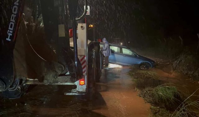 Marmaris’te kabus gecesi: Sağanak yağış dereyi taşırdı, yollar göle döndü!