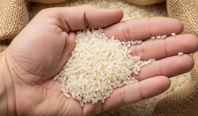 Pirinci kavurmadan pişirenler bu tadı bilmiyor: Tencereye eklenen tek dokunuş fark yaratıyor