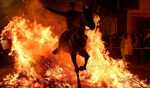 İspanya’da ateşle sınav! Kutsanan atlar alevlerin arasına sürüldü